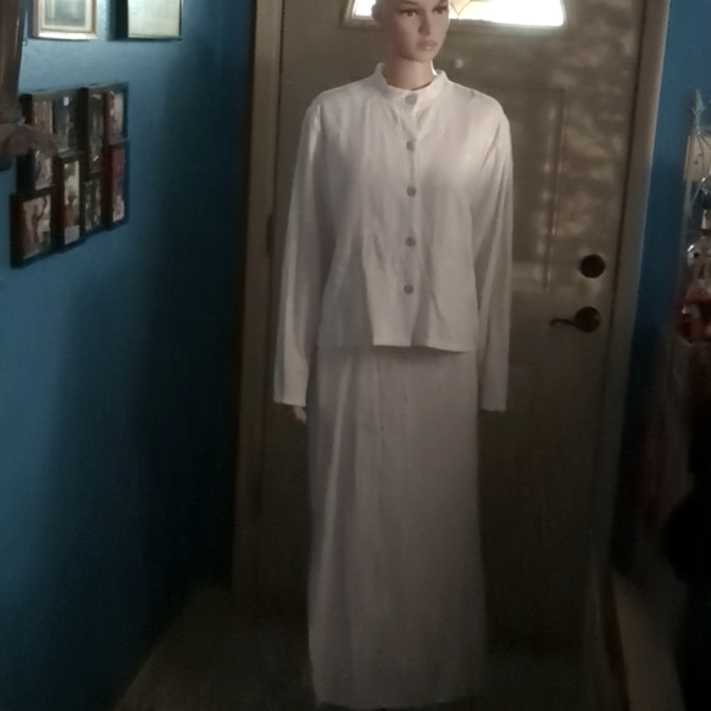 White embroidered 55% linen, 45% rayon. made in the USA. Shirt Large Skirt XL